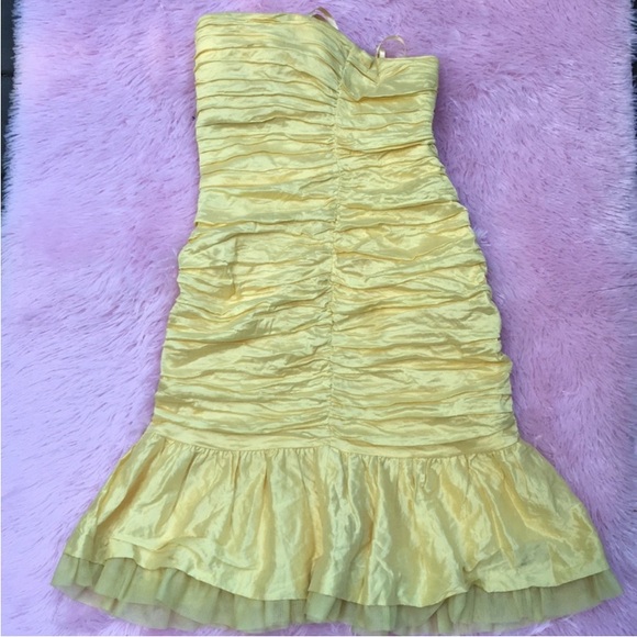 BCBGMAXAZRIA sunny yellow ruched and ruffle strapless mini size 2 - Picture 4 of 6